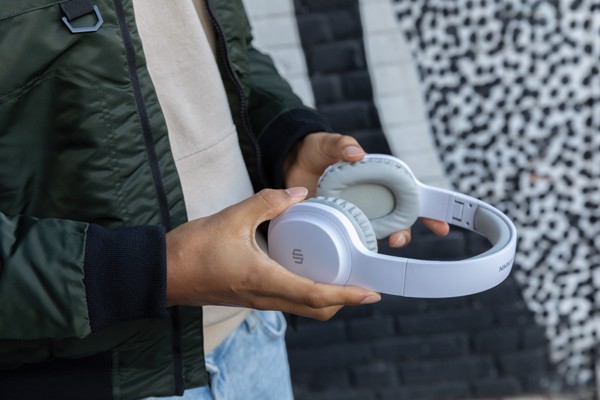 Urban Vitamin Belmont wireless headphone - White