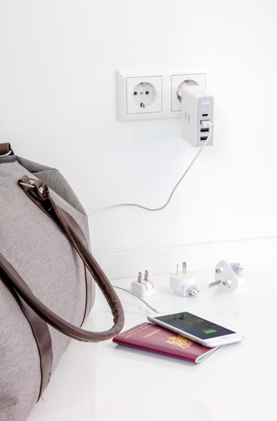 Travel adapter wireless powerbank