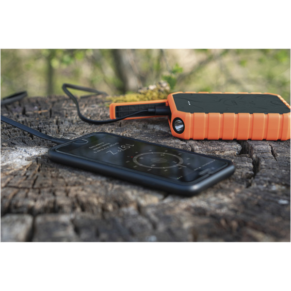 Xtorm XR201 Xtreme 10.000 mAh 20W QC3.0 waterproof rugged power bank with torch