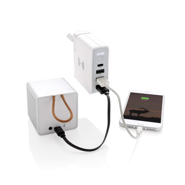 Travel adapter wireless powerbank