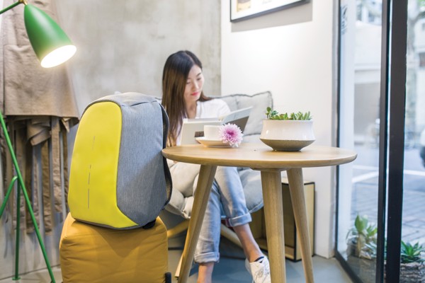 Nedobytný batoh Bobby Compact - Žlutá