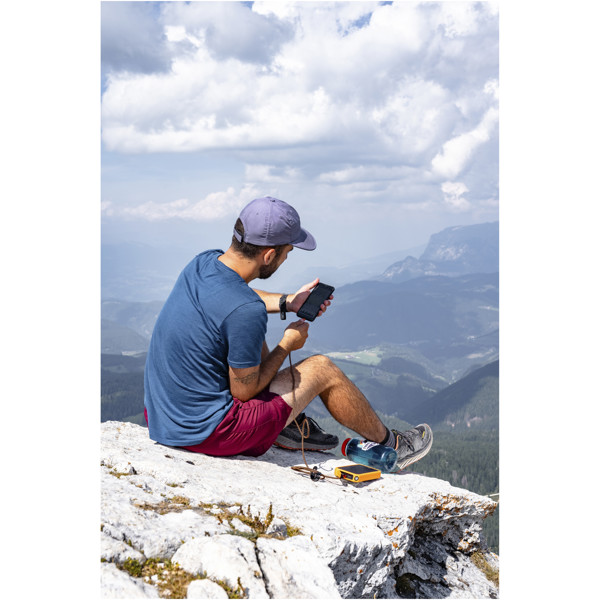 Xtorm XR202 Xtreme 20.000 mAh 35W QC3.0 waterproof rugged power bank with torch