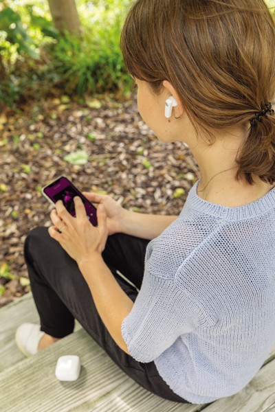 TWS sluchátka v UV-C sterilizační nabíjecí krabičce