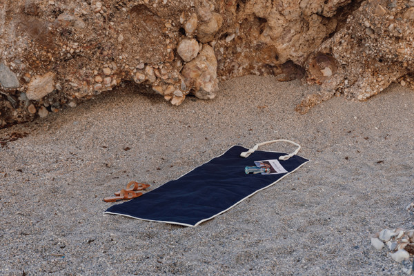 VINGA Volonne AWARE™ recycled canvas beach mat - Blue / Off White