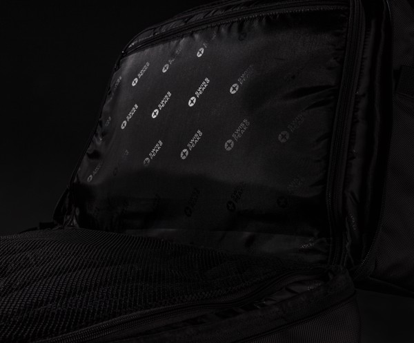 Swiss Peak RFID duffle with suitcase opening