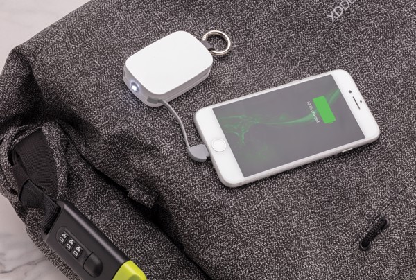 1.200 mAh Keychain Powerbank with integrated cables